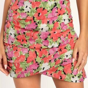 🛍️ Lulu’s Match the Season Multi Floral Print Ruched Mini Skirt!! 🛍️